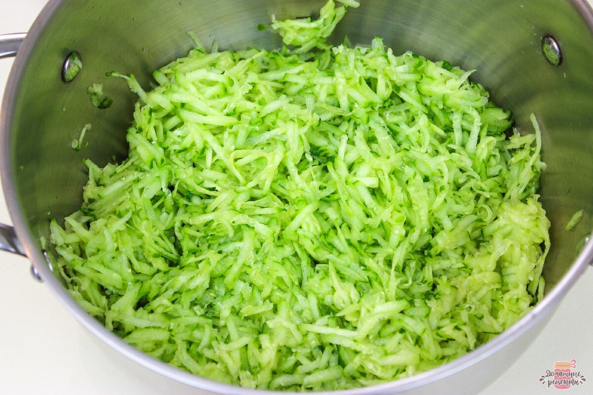 Огурцы натираем на крупной терке. 