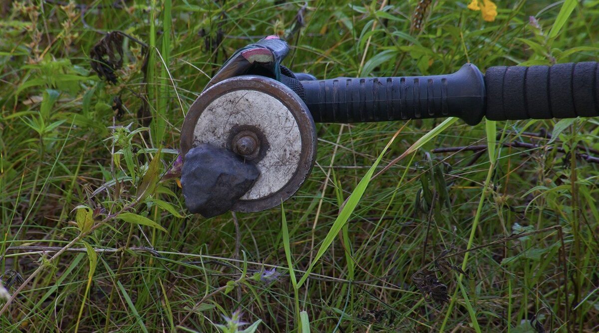 Такую штуковину можно изготовить самостоятельно из поискового магнита и палки 