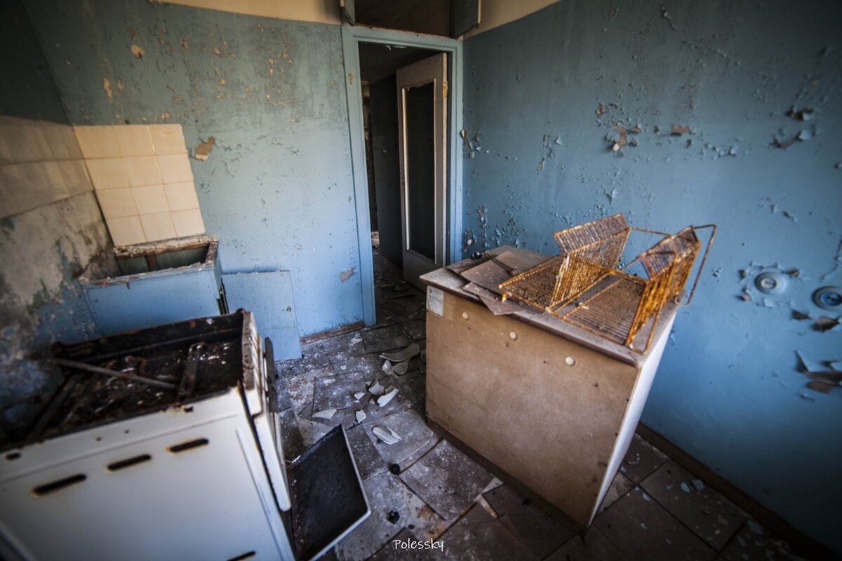 Заброшенные магазины, подвалы и квартиры в городе Припять, Чернобыльская зона. Видео