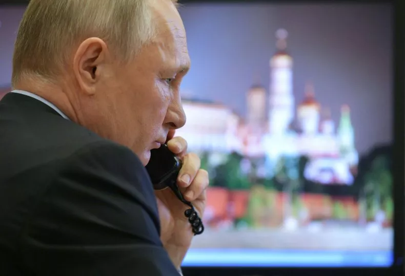 Президент России Владимир Путин принял участие в совещании по ситуации с распространением коронавируса COVID-19 в ходе телеконференции, состоявшейся 13 апреля 2020 года в подмосковной государственной резиденции Ново-Огарево.