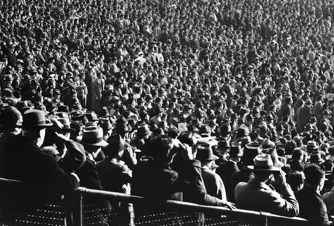 Стадион слушает поэта 