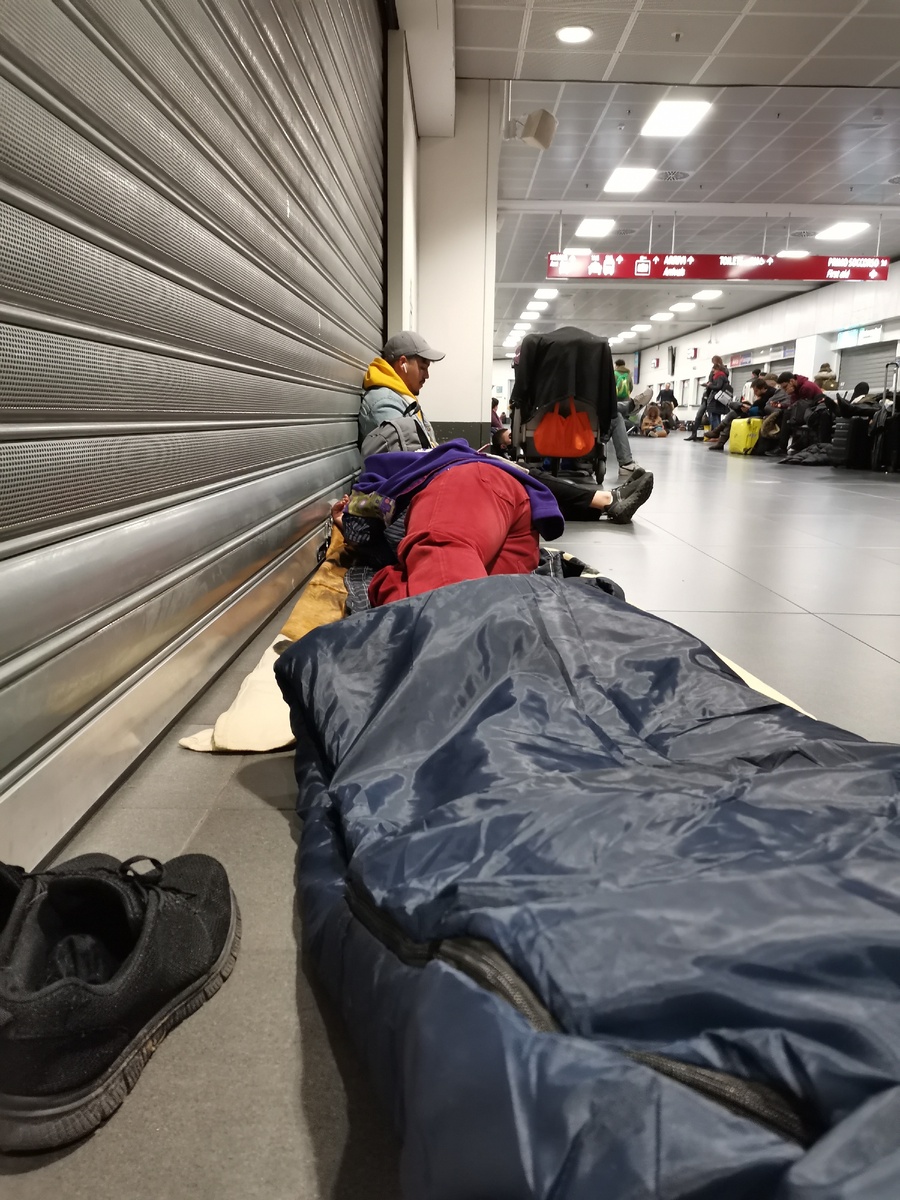 Моё спальное место в аэропорту.