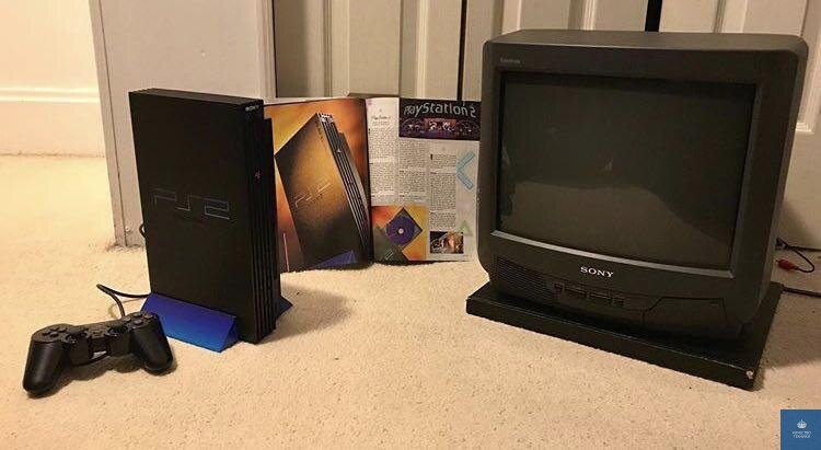 Sony Trinitron и PS2 (как и первая PS легко подключается к телевизору)