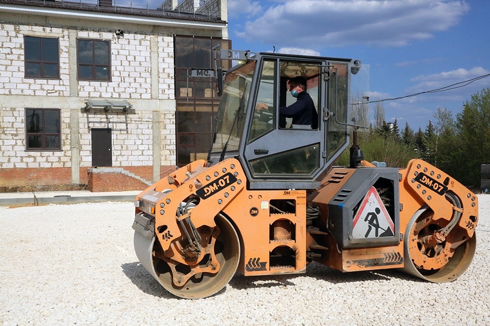 Новый ДК строят по региональной госпрограмме «Развитие культуры и туризма Липецкой области», стоимость работ – 182 млн рублей.
Существующий центр перестал справляться с количеством людей, желающих заниматься творчеством: на территории села проживает много детей и молодежи. Активную жизненную позицию занимает и старшее поколение. Кроме того, в Боринском есть театральный коллектив, которому тоже необходимо свое помещение.

Сейчас на объекте ведется третий этап строительства, рабочие штукатурят стены внутри помещений, выполняют стяжку полов, благоустраивают территорию.

Здание ДК двухэтажное, с витражным остеклением главного фасада и разноуровневой крышей. Зрительный зал рассчитан на 300 мест, предусмотрены места для инвалидов-колясочников. На втором этаже обустроят кружковые и преподавательские комнаты, танцевальный зал, помещение для коворкинга.
