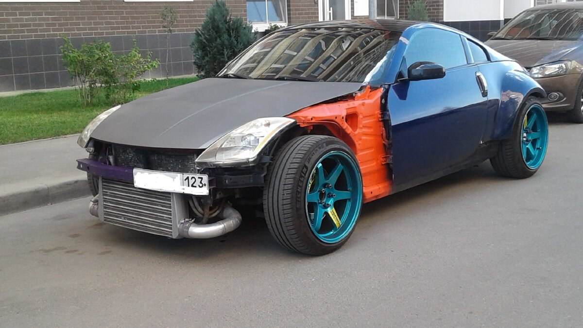 А может это хамелион?! Автомобиль в районе Гидростроителей