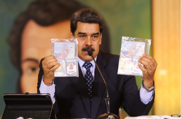 Н.Мадуро демонстрирует доказательство участия США в нападении. Фото с сайта Президента Венесуэлы.  http://www.presidencia.gob.ve/Site/Web/Principal/paginas/classMostrarEvento3.php?id_evento=15668