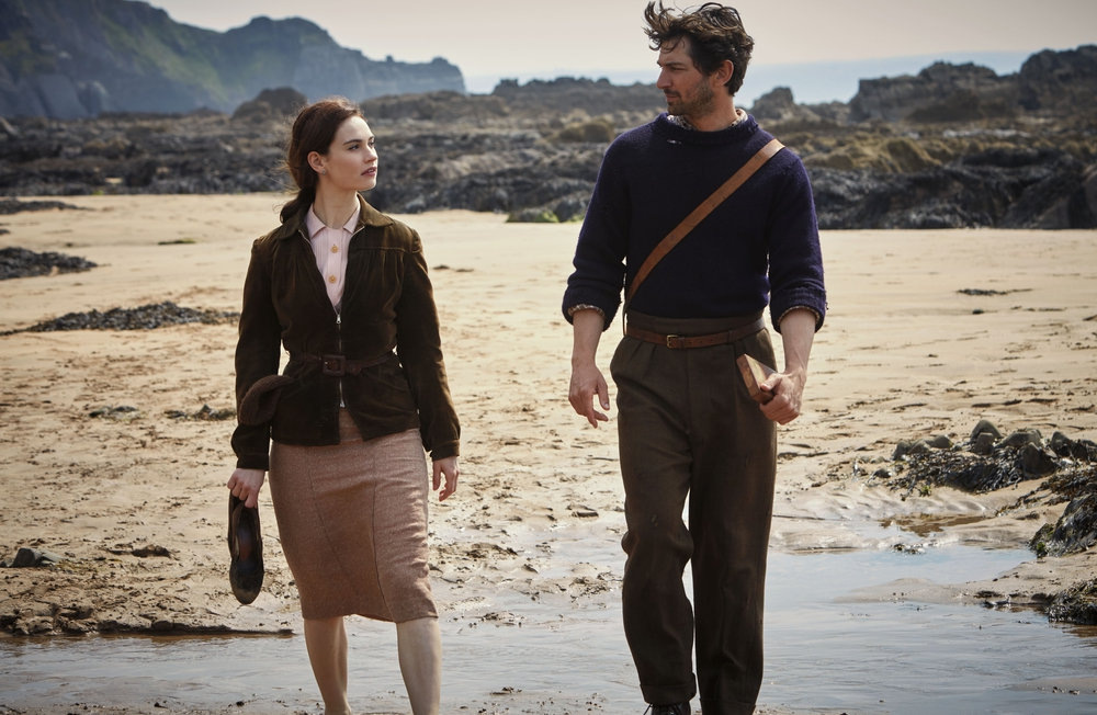 кадр из фильма "клуб любителей книг и пирогов из картофельных очистков", 2018 г.