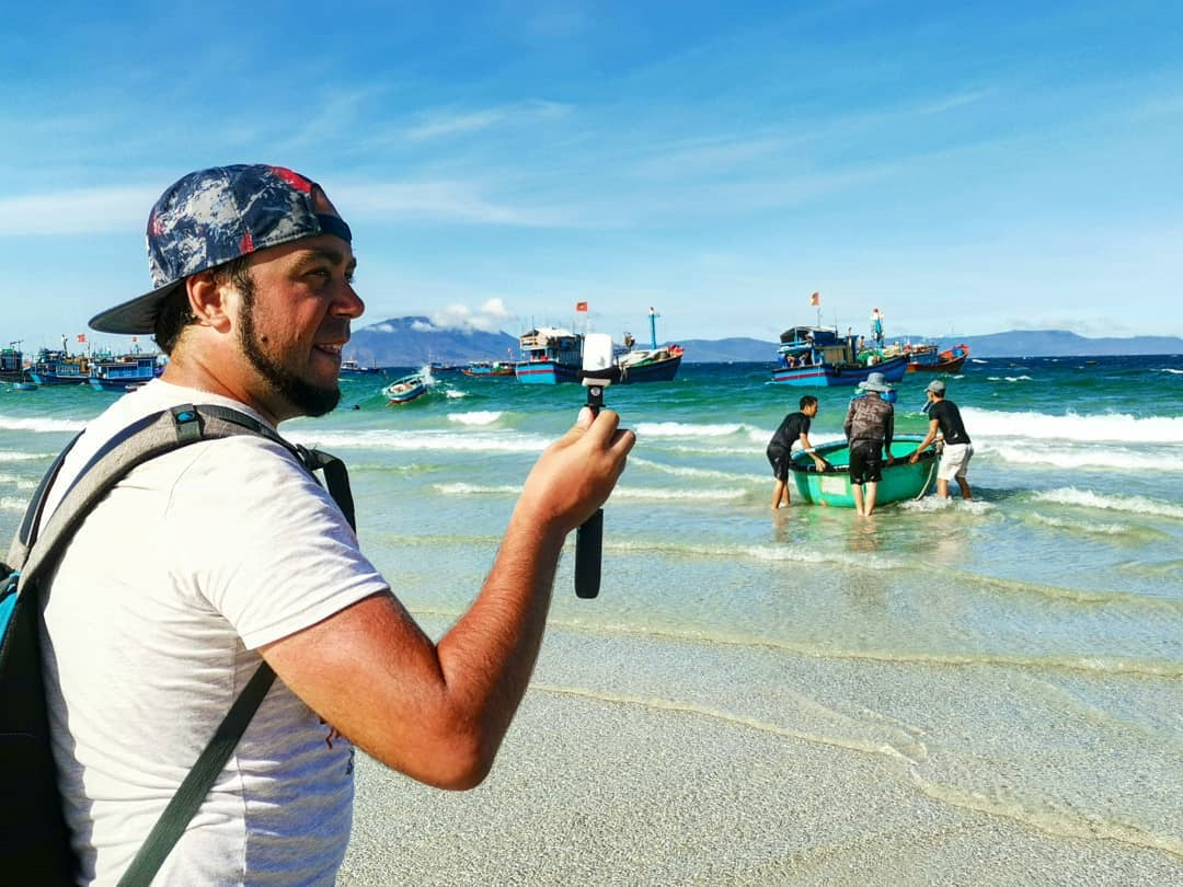 Андрей снимает рыбацкую деревню на пляже Зоклет (Доклет)