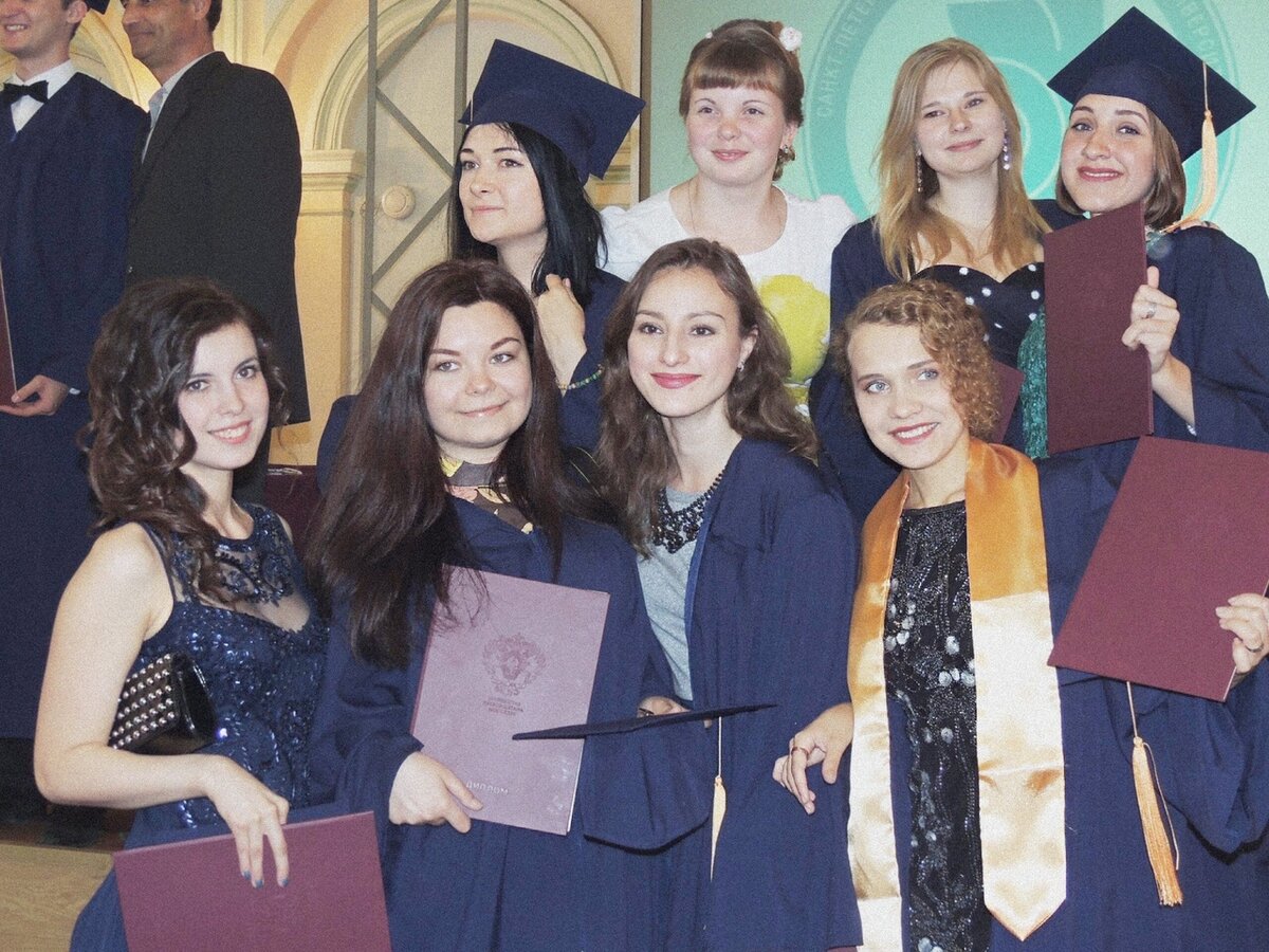 Мой выпуск на бакалавре. В центре я. Полная надежд, что работать психологом будет  слишком  просто и легко