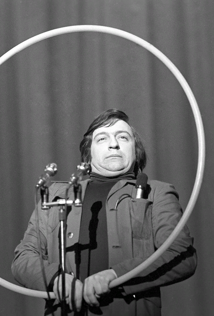 Погорелец" Геннадий порвал массмедиа непередаваемой мимикой человека, потерявшего всё, что нажито непосильным трудом, страдальца с полу-плачущими надрывными стонами, от его вида по ТВ чуть сам не не зарыдал, но, зная его трагикомические способности, вовремя спохватился, это одна из его лучших ролей, имхо. (фото взято в из открытых источников в интернете) 