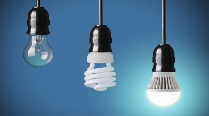 Энергосберегающая лампа посередине и LED лампа (светодиодная) справа