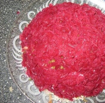    Как вы догадались, готовить этот салат мы будем слоями. Но для начала необходимо подготовить ингредиенты. Первым делом ставим варить на среднем огне овощи: картофель и свеклу, а также яйца. Во время варки не забываем их немного посалить. В это время очищаем яблоки от семян, огурцы моем и натираем на крупной тёрке. Репчатый лук очистить и мелко нарезать. Рыбу (малосольная форель) нарезаем маленькими кубиками. Как только овощи и яйца будут готовы, сливаем с них воду, остужаем и очищаем. У яиц отделяем белки от желтков, и натираем в разные тарелки. Картофель и свеклу крупно натереть.     Берём плоское сервировочное блюдо и выкладываем первым слоем картофель, солим, поливаем майонезом, и выкладываем рыбу.     Сверху посыпаем луком, а на него – яблоки.     Смазываем майонезом и посыпаем тёртым желтком.     Шестым слоем выкладываем огурцы, солим и на них сверху посыпаем свеклу, солим и смазываем майонезом.         Салат готов, осталось его только отправить в холодильник пропитываться хотя бы на один час. 