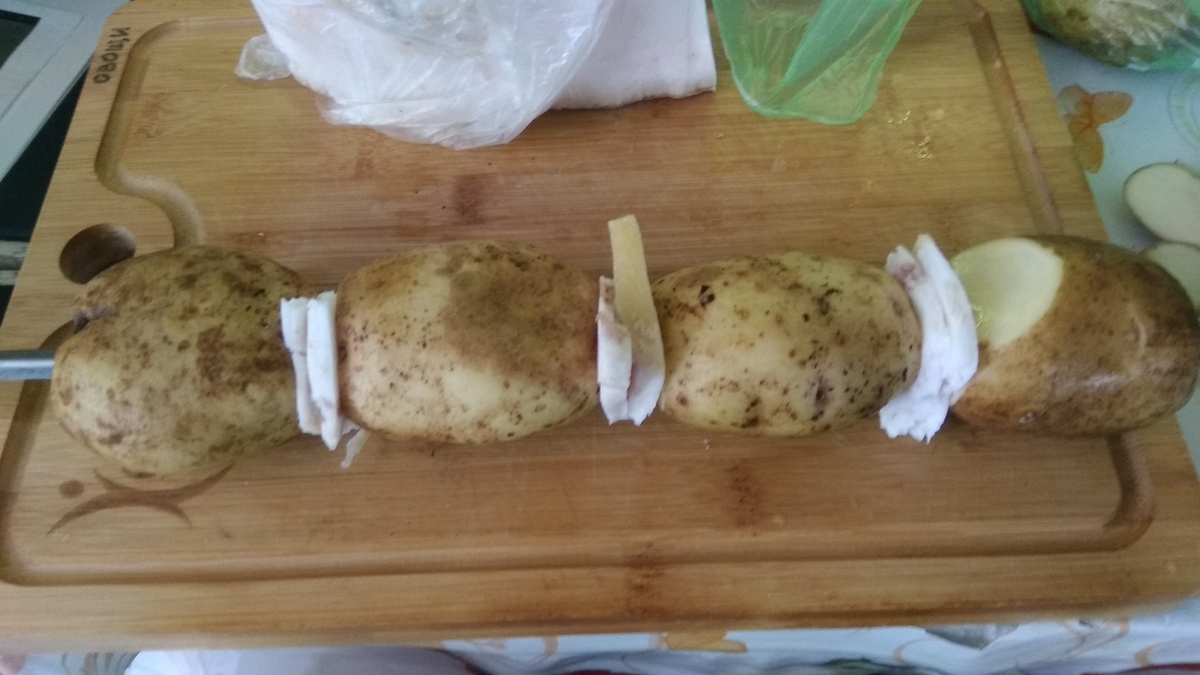 Удаляем боковины, как на фото, и насаживаем на шампуры, между картофелем вставляя сало.