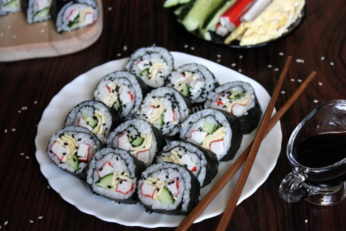 Корейские суши кимпаб. Корейские роллы кимпаб. Кимбап. Кимбап рецепты. Корейские роллы кимпаб.