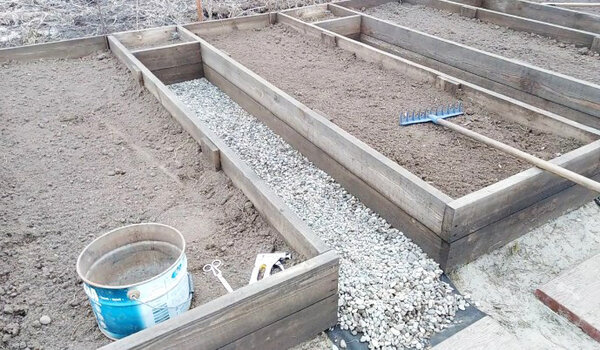 Чем щебень мельче, тем приятней по нему ходить.