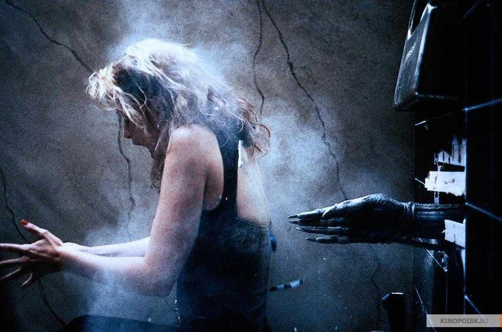 Кадр из фильма Особь. Источник: https://www.kinopoisk.ru/film/4769/