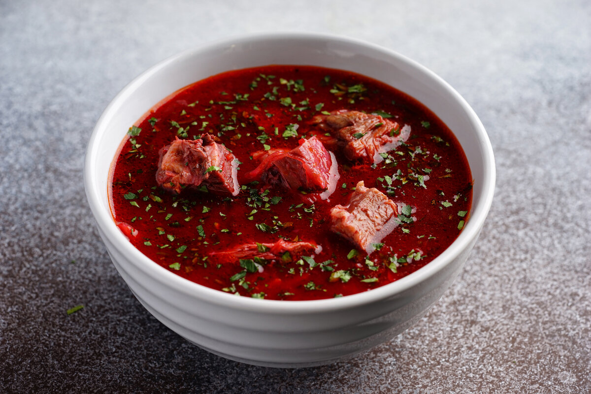 «Именно этот суп начал мою пожизненную любовь к добавлению сметаны к вещам. То, как острые, насыщенные сливки превращаются в горячий, мясистый бульон, - это чудо созерцать». Прокомментировал мой друг Том.