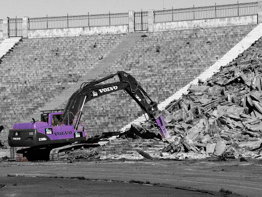 Демонтаж стадиона имени Кирова в Санкт-Петербурге в 2006 году. Фото - РБК.