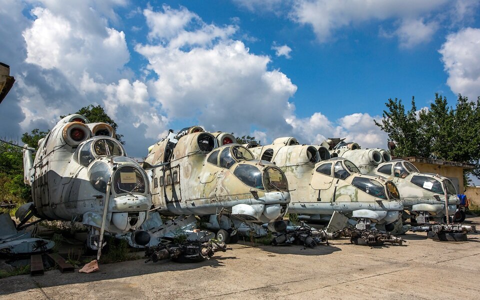 Кладбище Ми-24 на базе в Киевской области