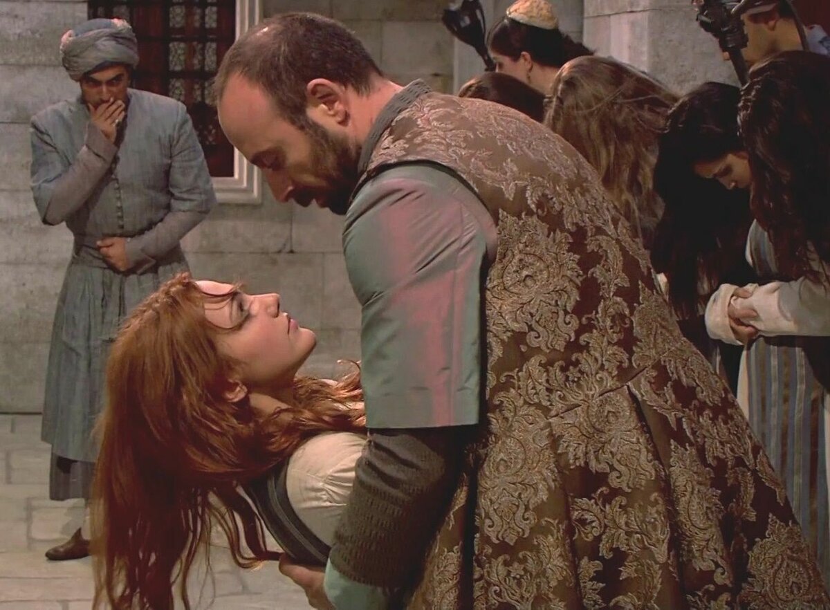 Александра падает на руки Сулеймана и теряет сознание.