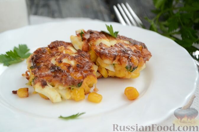 яйца, кукуруза консервированная, мука, сметана, зелень, чеснок, соль, перец, масло растительное