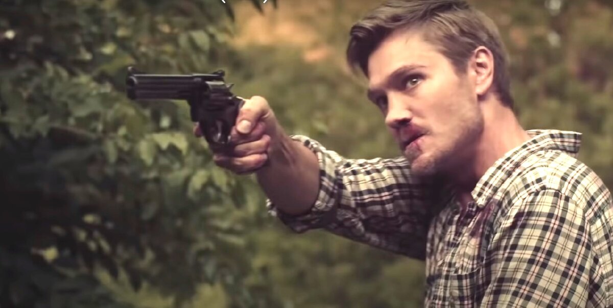 Не ругайтесь на Чада Майкла Мюррэя за неправильную стрелковую стойку, дорогие знатоки оружия. Просто левой руке его героя поплохело, вот он и крутится, как может. 