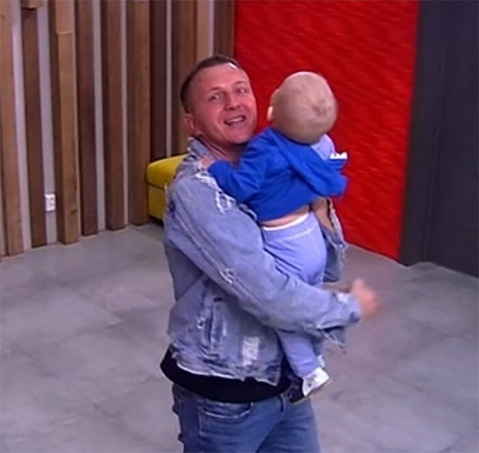 Яббаров посматривает на камеры, когда играет с Богданом