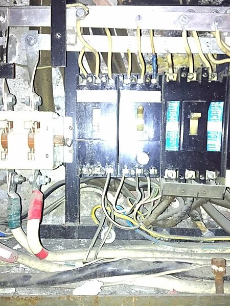 Электрощиток с отсоединенными проводами