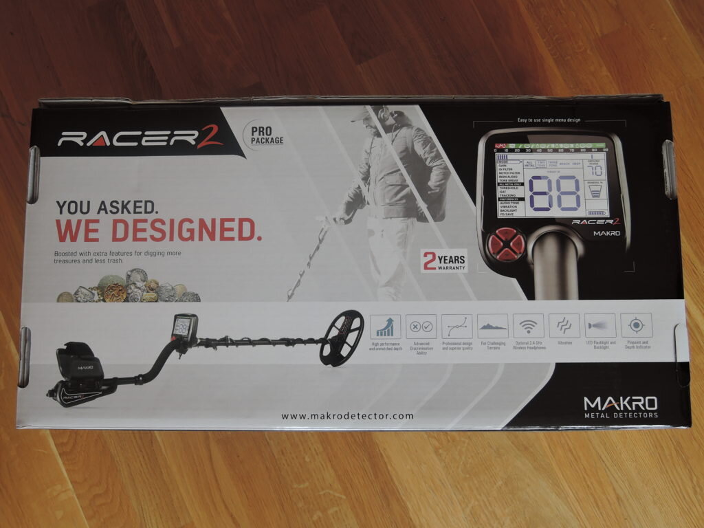 Когда вышел новый турецкий металлодетектор Makro Racer я поначалу отнёсся к его появлению скептично. Сколько на нашей планете производителей металлодетекторов? Делают все, кому не лень. Но спустя несколько месяцев начали появляться интересные обзоры, видео, фото отчёты и я задумался о приобретении Makro Racer. Однако спустя год компания Makro сделала "финт ушами" и выпустила новую версию - Makro Racer 2, я почитал изменения, посмотрел на фото и решил, что мне надо его купить. Смысла брать для себя Makro Racer я не видел, а вот обновлённая версия показалась ещё интереснее. Конечно же, захотелось прибор посерьёзнее и со всеми возможными опциями (разве что, кроме беспроводных наушников), потому выбор пал на pro package.