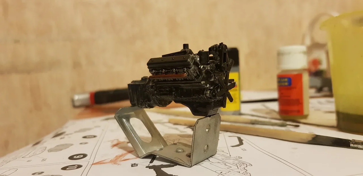 На мой,дилетанский взгляд выглядит как будто он заляпан гарью и маслом.