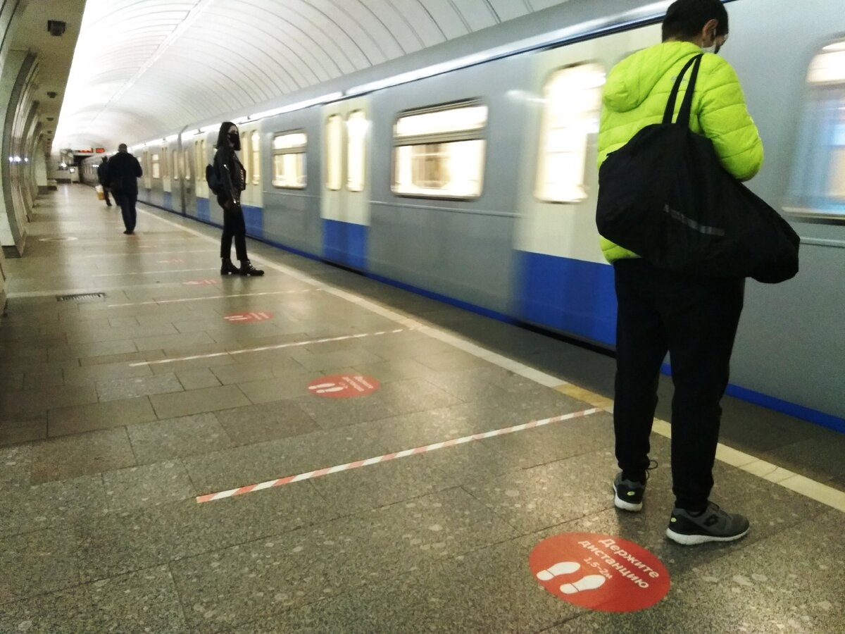 Станция метро «Савеловская». Среда, около 13:00.