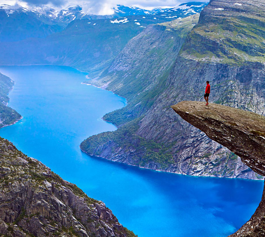 Какая страна имеет знаменитую природную достопримечательность фьорды. Фьорды Норвегии. Язык тролля Норвегия. Скала Троллтунга (Норвегия). Тролль Фьорд Норвегия.