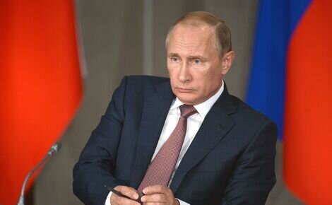 Пособие по безработице увеличится втрое 27.05.2020 года Президент России провел совещание по ситуации на рынке труда. В том числе обсуждались меры поддержки безработным гражданам. В ходе совещания, министром труда было предложено усилить меры поддержки для безработных. По итогам совещания Владимир Путин поручил поднять минимальный размер пособий для безработных граждан до 4500 рублей. 
Из федерального бюджета будет выделено 9,5 миллиарда рублей на увеличение размера выплат. 17 миллиардов рублей планируется выделить для поддержки индивидуальных предпринимателей, которые могут получать максимальное пособие по безработице. 
В хоте совещания министерство заявило, что пик безработицы в стране не пройден. Его прогнозируют на третий квартал 2020 года, а стабилизацию рынка труда ожидают уже в четвертом квартале 2020 года. В связи с чем, президентом страны было принято решение продлить выплаты максимальных пособий еще на 3 месяца, всем кто потерял работу в период пандемии коронавируса. 
Ранее Министерство цифрового развития и массовых коммуникаций сообщило, что приблизительно 400 тысяч безработных россиян уже к середине мая встали на учет в центры занятости через Единый портал госуслуг и стали получать выплаты по безработице. Премьер-министр сообщил, что планируется увеличить минимальный размер пособия для всех безработный россиян. Сейчас эта мера применяется только к тем, кто потерял работу в период пандемии. 
