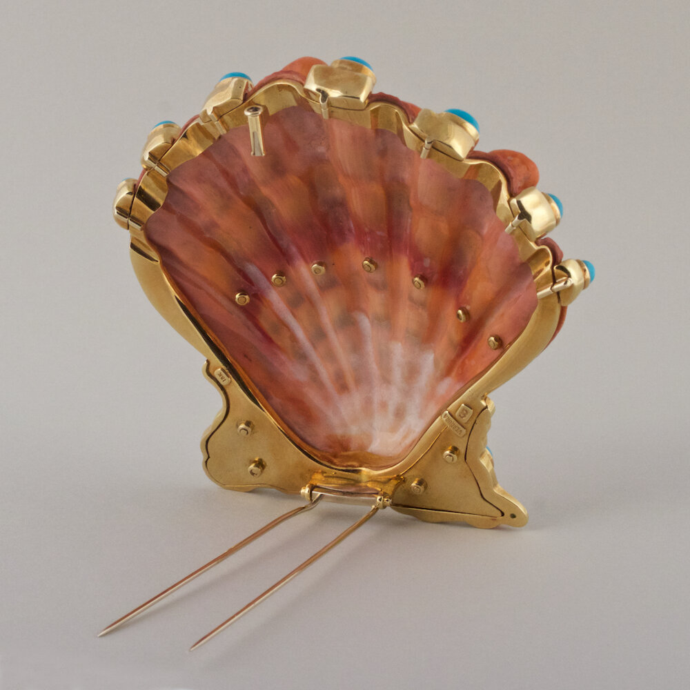 Verdura, фур-клип  "Львиная лапа", 1934, бирюза, морская раковина гребешка, золото, бриллианты.  Manhattan Art & Antiques Center,Нью-Йорк, официальный сайт -  https://the-maac.com