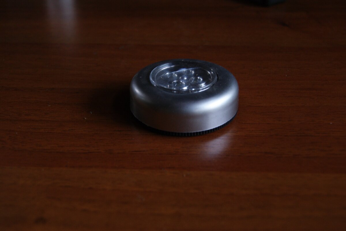 Так выглядит один  светильник из набора (включается и выключается нажатием на светодиоды, которые одновременно выполняют роль большой кнопки). 