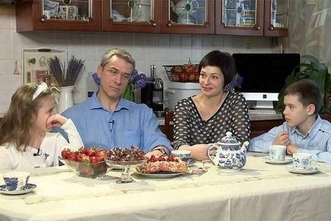 Дмитрий Шубин с семьей (кадр из передачи "Когда все дома")