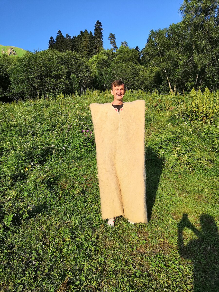 Не знаю что с моим лицом случилось на тот момент. Наверное потому что впервые одел бурку и был счастлив как ребенок.