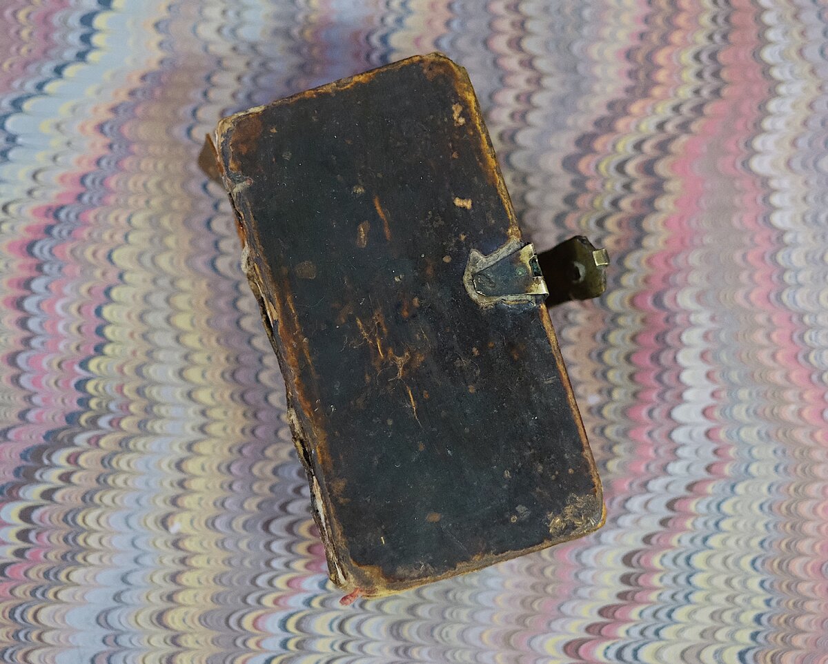 Состояние книги до реставрации (листайте галерею).