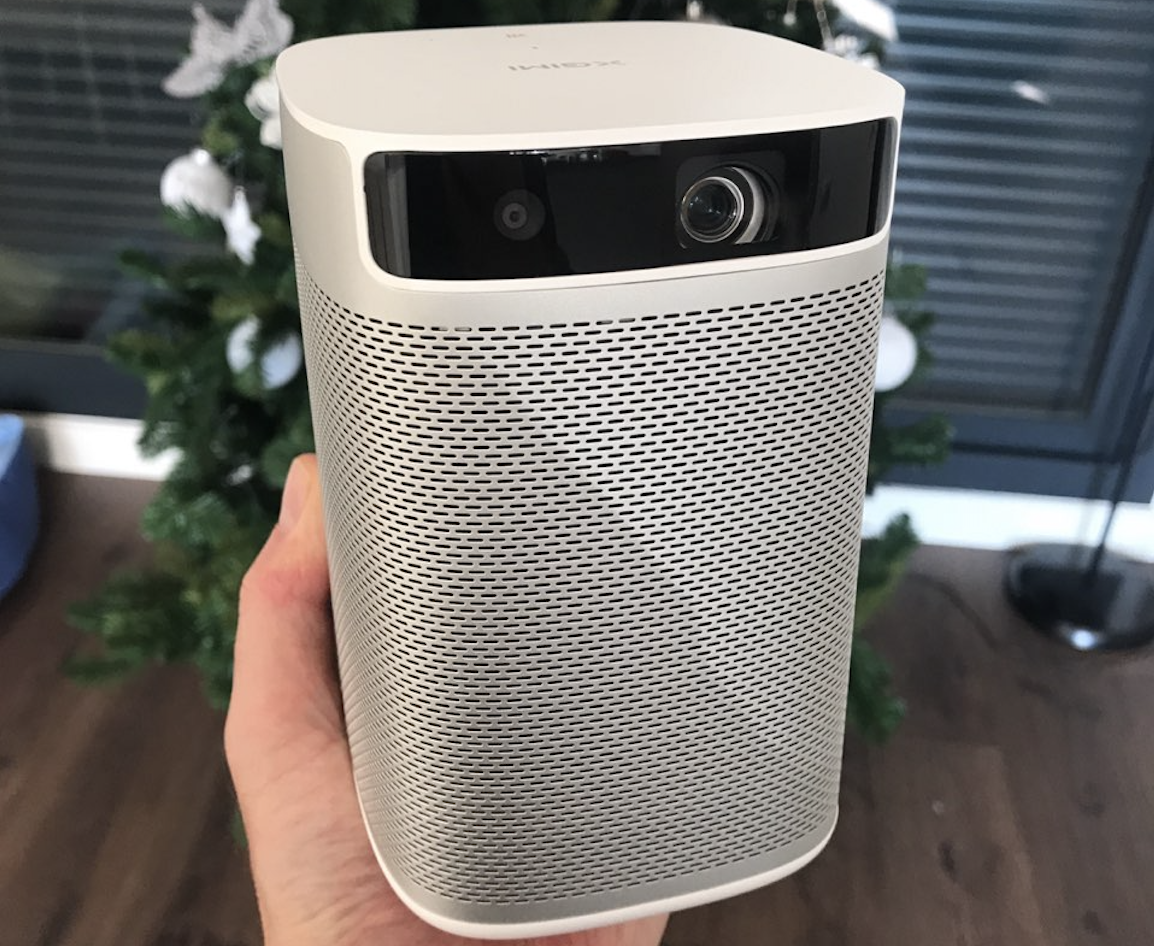 Наш проектор MoGo, колонка внутри. Проводов нет.