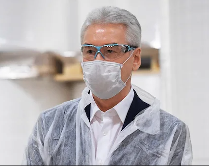 Сергей Собянин в маске и в халате. Мэр Москвы.