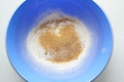 В глубокой миске смешиваем все сухие ингредиенты, возьмите венчик и секунд 30 взбалтывайте их — это нужно для правильного и равномерного распределения всех составляющих.