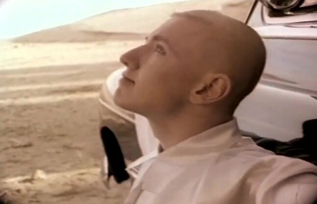 Кадр из клипа "Тучи"