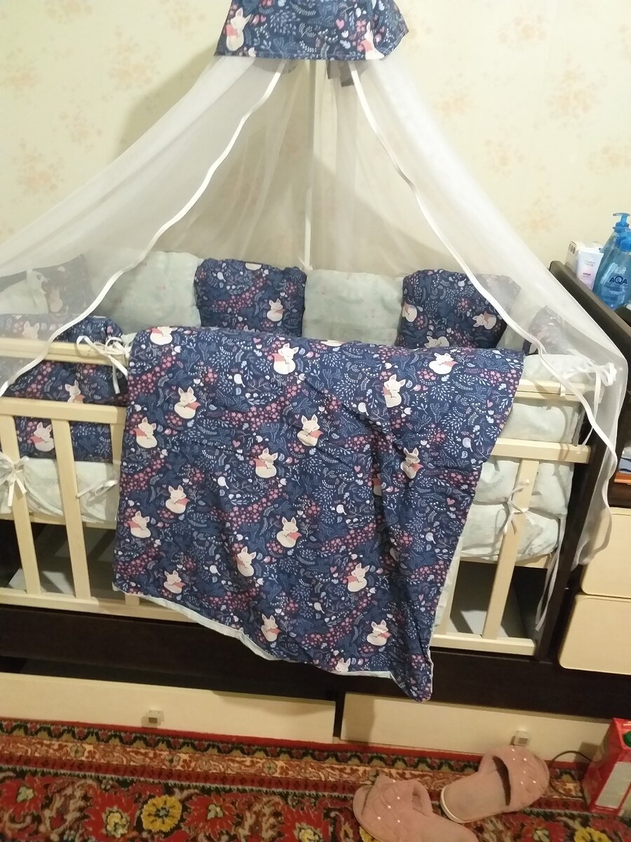 Начну с положительно и то что мне больше всего понравилось. Так комплект постельного белья довольно приятный по цвету, одеяло достаточно большое и плотное. 