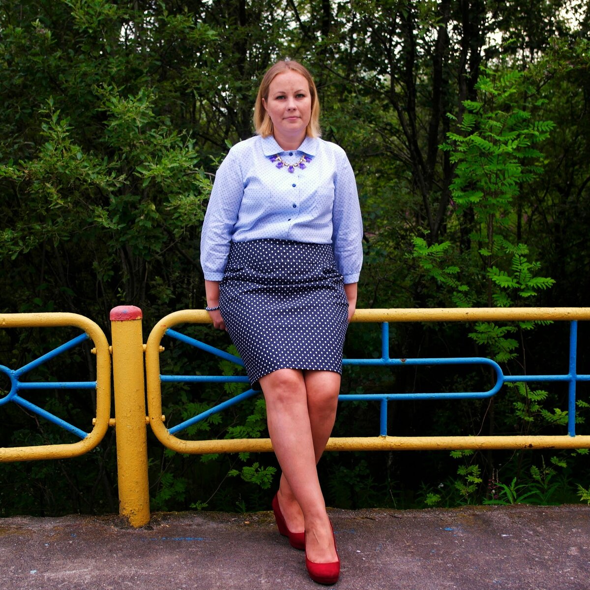 Женщина в юбке и рубашке. /Фото: 3.bp.blogspot.com