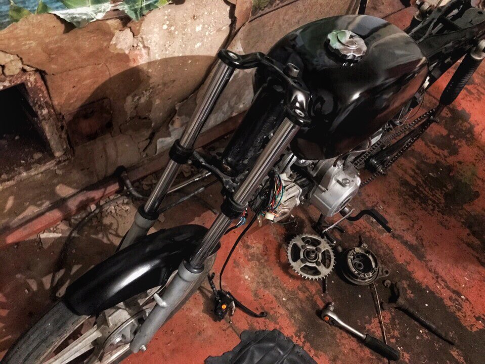 Покрасил переднее укороченное крыло, элементы крепления вилки, топливный бак