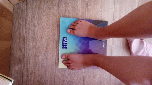 Фото автора. Это мой сегодняшний вес с утра