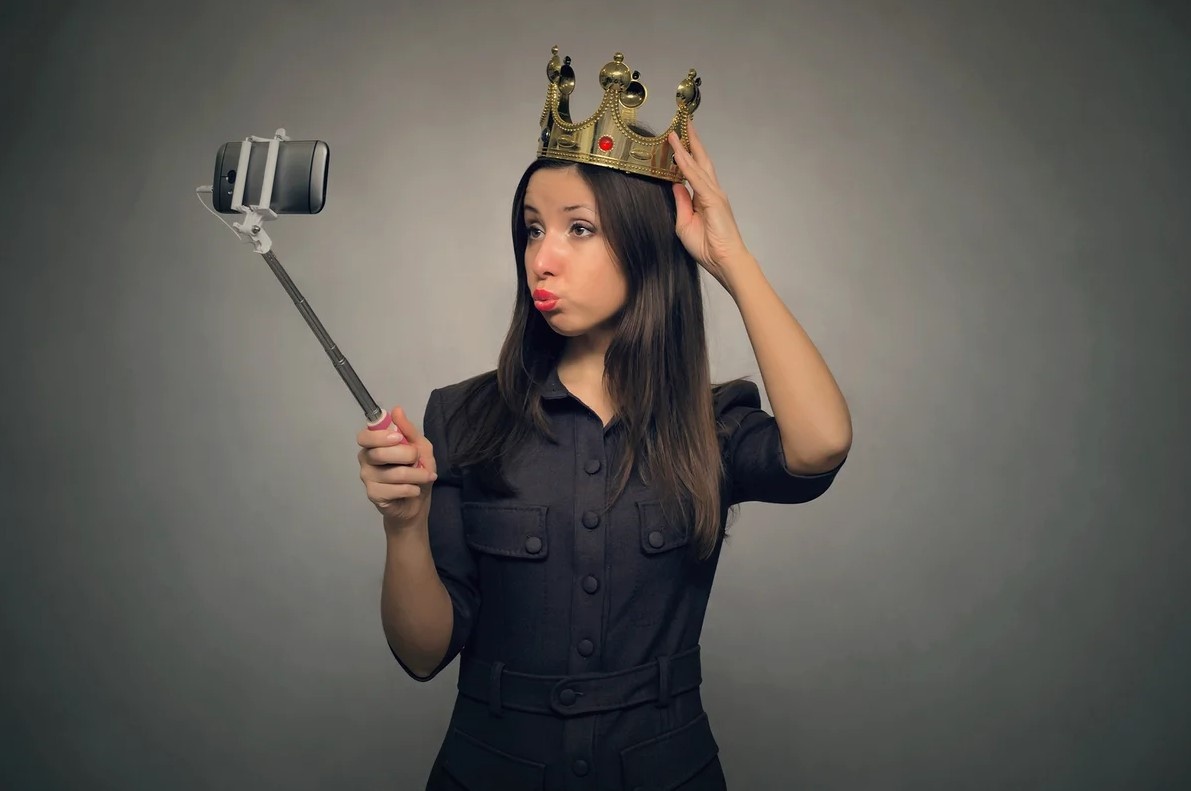 С открытых источников интернета.  Если бы я  делала селфи при нем, то его оценка обо мне была бы именно такой. 