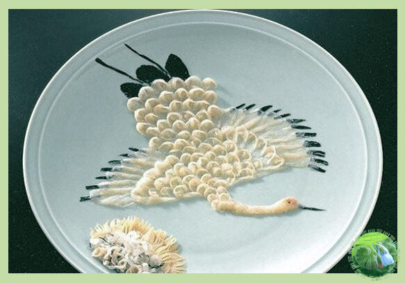 Кусочки филе сырой рыбы фугу («сашими») красиво укладываются на блюде обычно в форме рисунка или символа Японии. Часто символом бывает журавль.