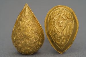 Литая золотая оправа с арабесками, Ильханид, Иран, 14 век