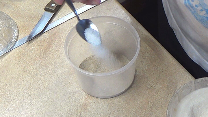 Соединяем дрожжи, немного сахара и воду